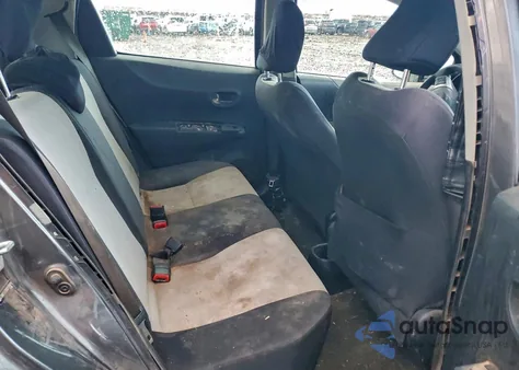 2013 Toyota Yaris z USA, uszkodzony, nr VIN JTDKTUD35DD555875